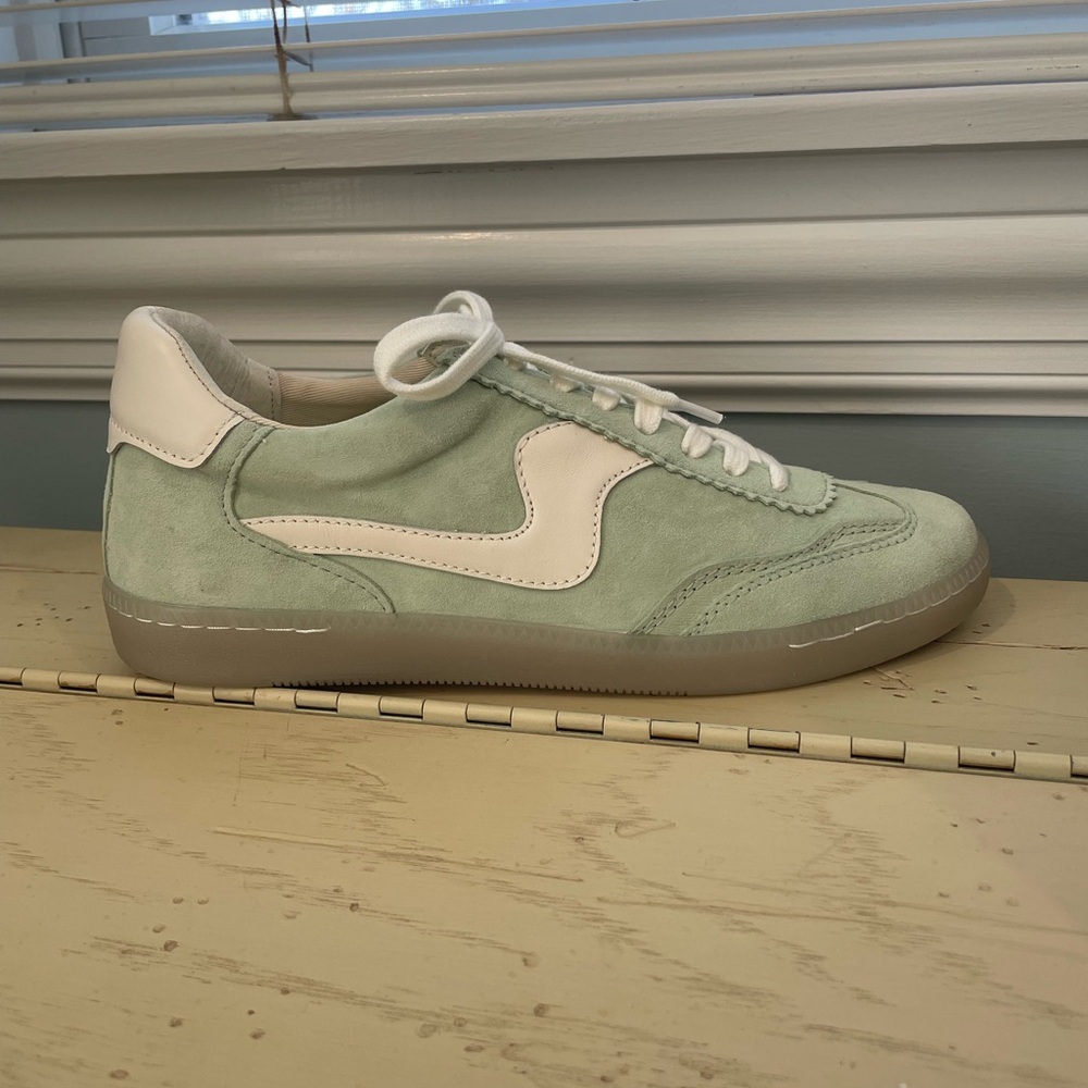 Dolce Vita- Notice Sneakers
Size: 9
Color: Green Suede